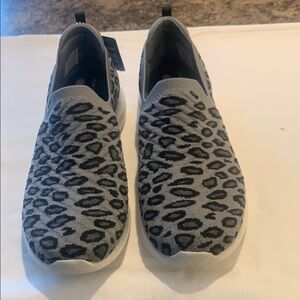 Sketchers wide fit memory foam size 10 in black gray print never been wore